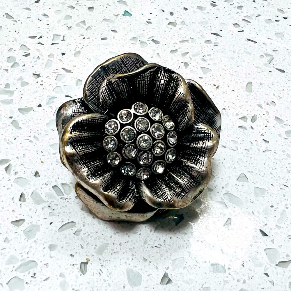 Beautiful, sizable flower ring with rhinestones.